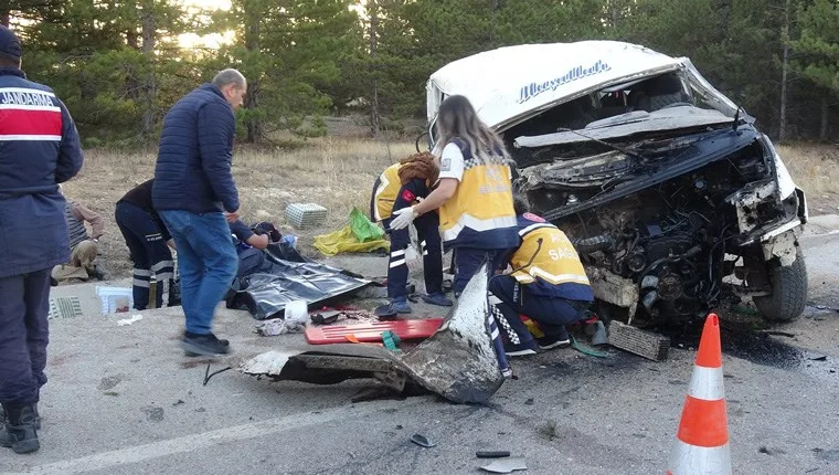 Karaman’da Tarım İşçilerini Taşıyan Minibüs Devrildi: 2 Ölü, 13 Yaralı