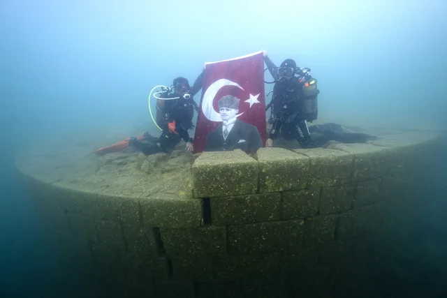 Su Altında 29 Ekim Kutlaması: Van Gölü’nde Türk Bayrağı Açıldı