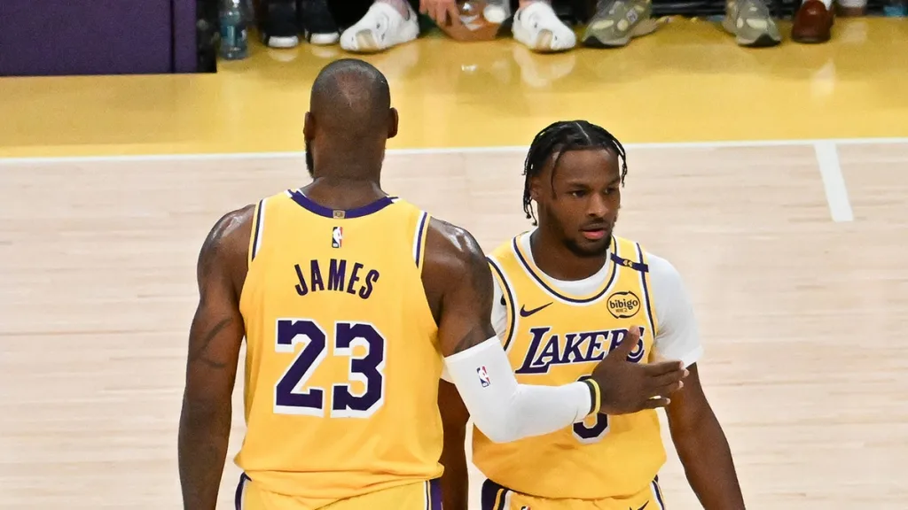 LeBron ve Oğlu Bronny, Lakers’ın Sezon Açılışında Birlikte Oynadı