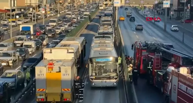 Avcılar’da Korkutan Metrobüs Yangını: Yolcular Tahliye Edildi!